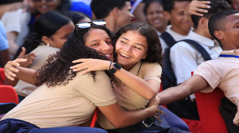 Estudiantes venezolanos participan en concurso nacional de poesía liceísta